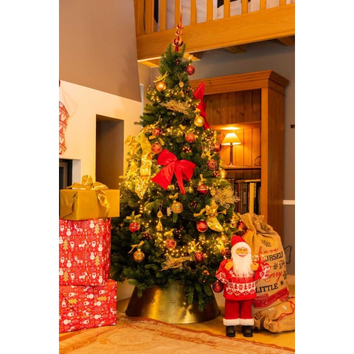 Sapin décoré de rouge et or, cadeaux colorés, ambiance chaleureuse de Noël.
