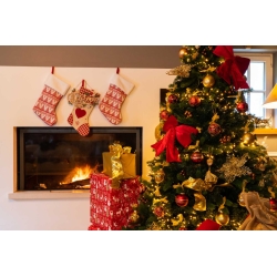 Sapin décoré de rouge et or, cadeaux sous le sapin, cheminée illuminée.