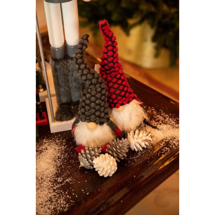Deux gnomes aux chapeaux texturés, entourés de flocons et de pommes de pin, ambiance festive.