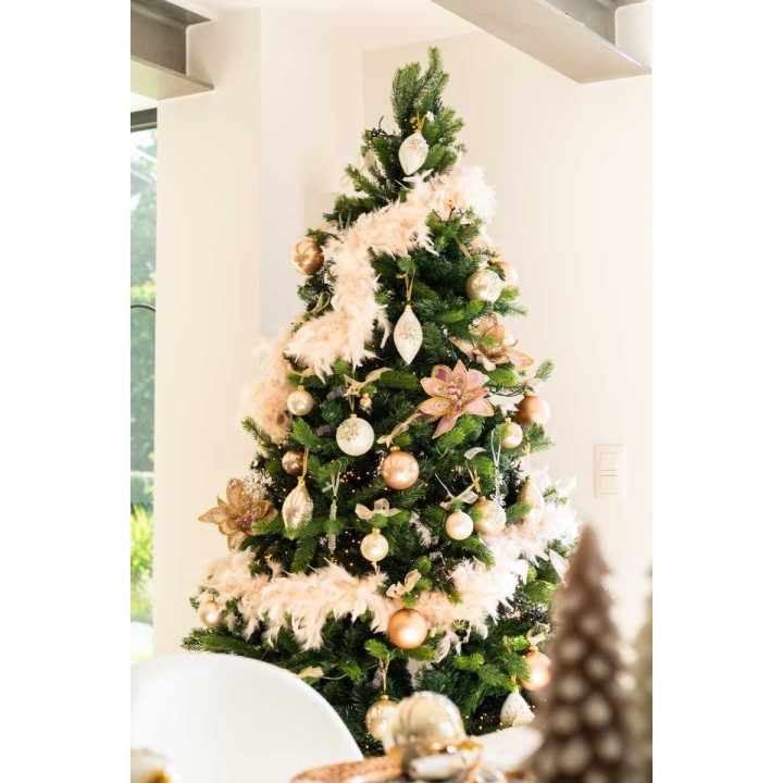 Sapin décoré de roses et doré, ornements brillants et guirlandes délicates.