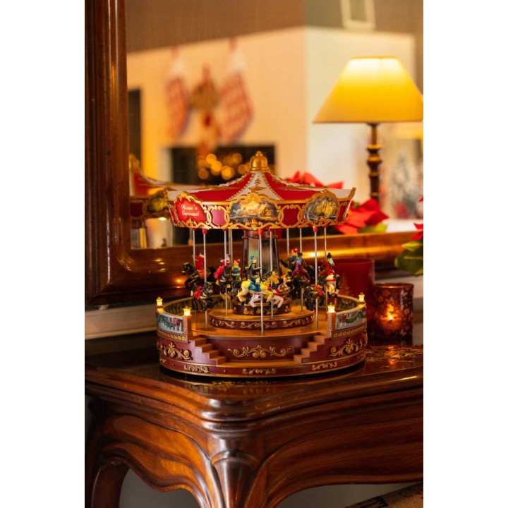 Carrousel miniature coloré sur une table en bois, illuminé par une douce lumière ambiante.