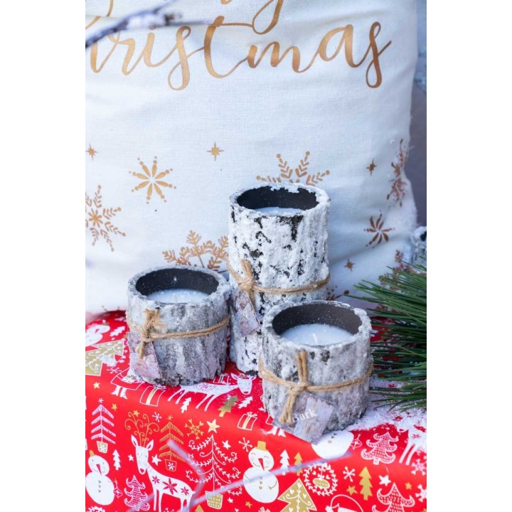 Bougies en bois avec écorce, décorées de corde, sur nappe festive de Noël.