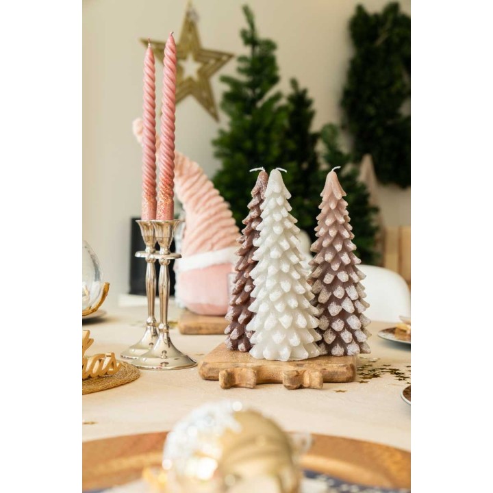 Bougies en forme de sapins, nuances pastel, décor festif et élégant sur une table chaleureuse.