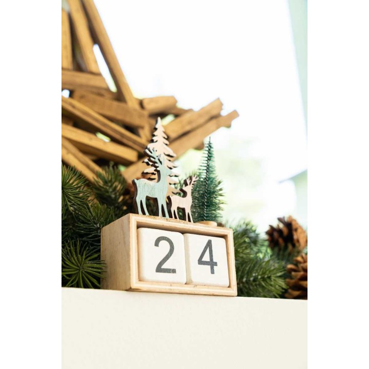 Calendrier en bois avec décorations forestières et chiffres en blanc sur fond naturel.