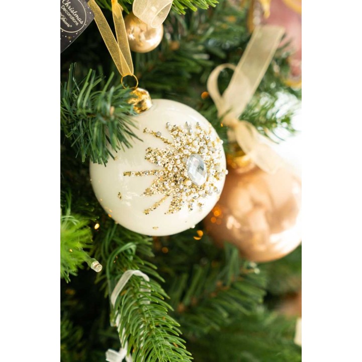 Boules de Noël blanches et dorées ornées, suspendues à un sapin verdoyant.