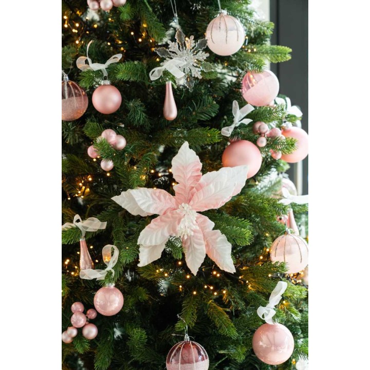 Sapin décoré de boules roses, étoile en papier et guirlandes lumineuses scintillantes.