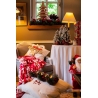 Ambiance chaleureuse de Noël avec décorations rouges, blanches et boisées, fauteuil accueillant. Ambiance chaleureuse de Noël avec décorations rouges, blanches et boisées, fauteuil accueillant.