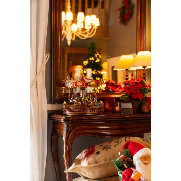 Décor chaleureux avec un carrousel, des lumières douces et des touches festives.