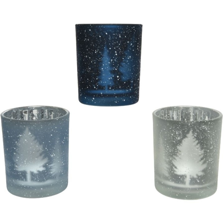 Trois bougeoirs en verre, dégradés de bleu à transparent, ornés d'arbres enneigés.