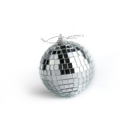 Boule à facettes brillante, composée de petits miroirs, reflet scintillant et festive.