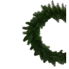 Couronne de sapin artificiel aux branches vert foncé, évoquant la saison festive. Couronne de sapin artificiel aux branches vert foncé, évoquant la saison festive.