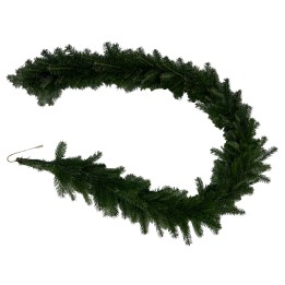 Guirlande verte en faux sapin, aux branches touffues et naturelles, en forme de couronne.