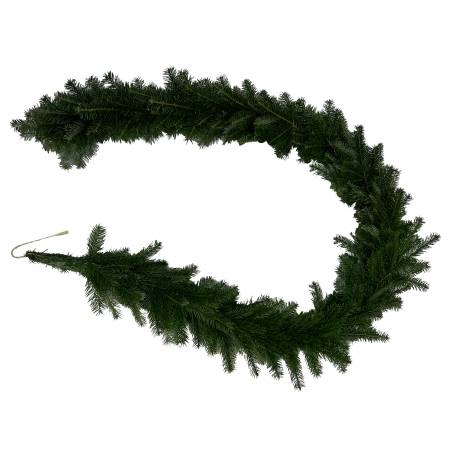 Guirlande verte en faux sapin, aux branches touffues et naturelles, en forme de couronne. Guirlande verte en faux sapin, aux branches touffues et naturelles, en forme de couronne.