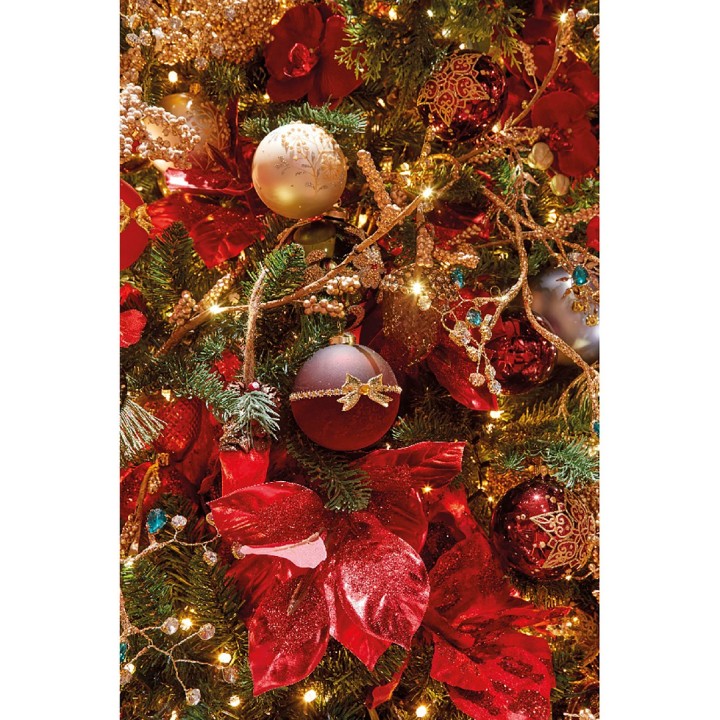 Ornements rouges et dorés scintillent parmi les branches de sapin illuminées.