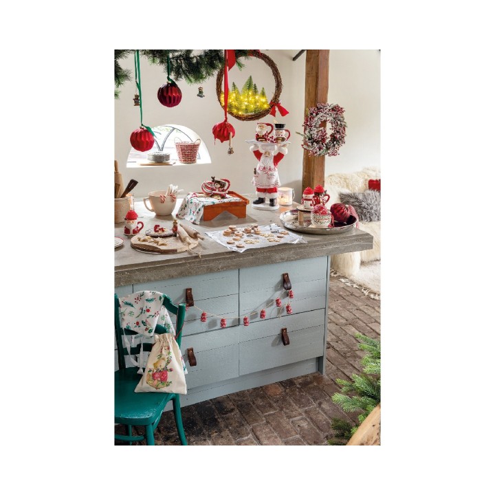 Cuisine chaleureuse décorée pour Noël, avec des couleurs vives et une ambiance festive.