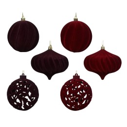 Boules de Noël en velours rouge, aux formes variées et élégantes, avec détails raffinés.