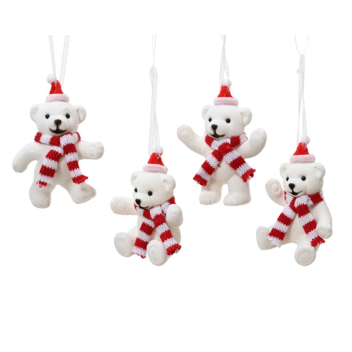Quatre oursons blancs en peluche, portant des écharpes rayées rouge et blanc, avec des bonnets.