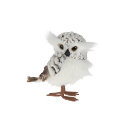 Chouette en peluche aux plumes blanches et grises, regard curieux et pattes brunes.