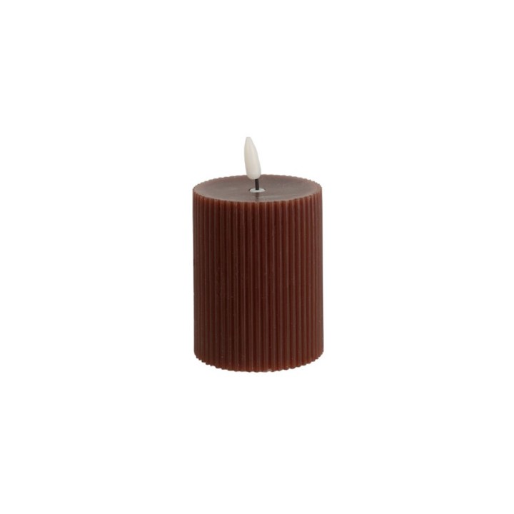 Bougie cylindrique marron, striée, avec une mèche blanche au sommet.