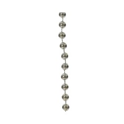 Chaîne de perles métalliques brillantes, alignées verticalement sur fond neutre.