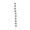 Chaîne de perles métalliques brillantes, alignées verticalement sur fond neutre. Chaîne de perles métalliques brillantes, alignées verticalement sur fond neutre.