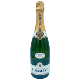 Bouteille de champagne élégante, étiquette bleue et dorée, verre transparent et brillant.