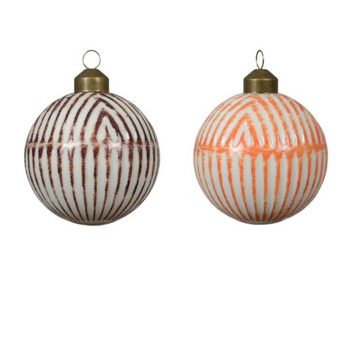Boules de Noël en céramique, rayures marron et orange sur fond blanc. Élégance festive.