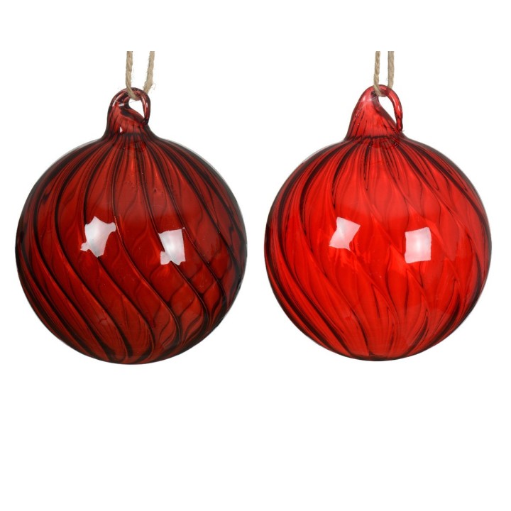 Boules de Noël en verre rouge, striées, brillantes, suspendues par une corde.