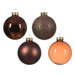 Quatre boules de Noël aux teintes brunes, lisses et brillantes, avec des reflets dorés.