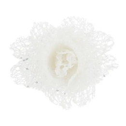 Fleur délicate en dentelle blanche avec des éclats argentés, élégante et raffinée.