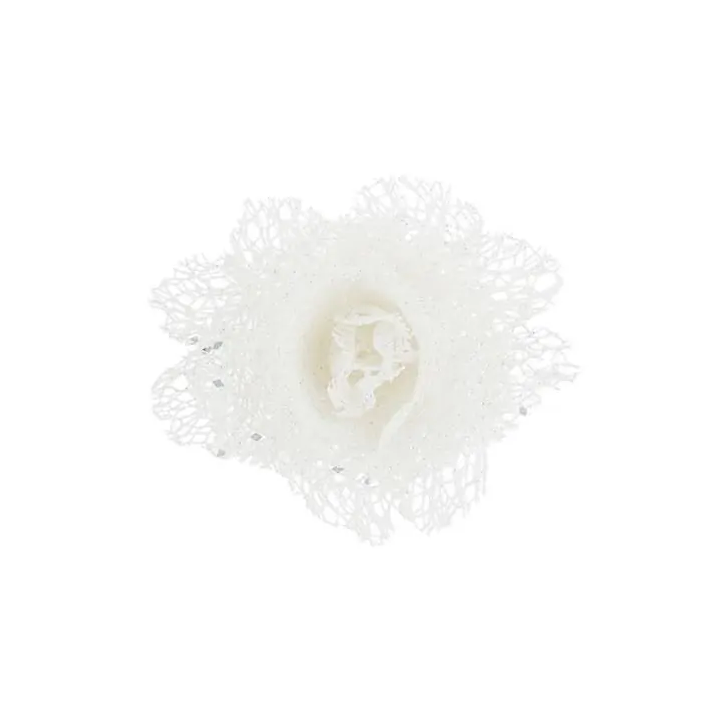 Fleur délicate en dentelle blanche avec des éclats argentés, élégante et raffinée.