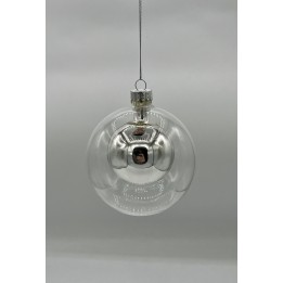 Boule de Noël transparente, brillante, avec un reflet argenté, suspendue dans un fond neutre.