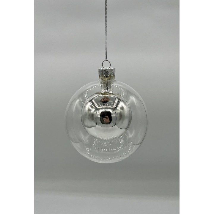 Boule de Noël transparente, brillante, avec un reflet argenté, suspendue dans un fond neutre.