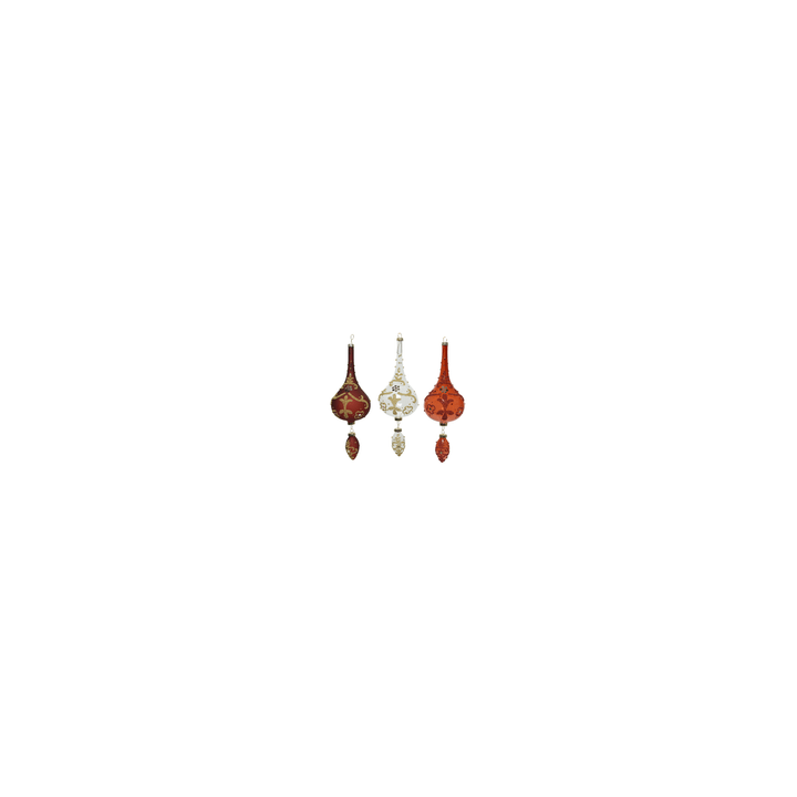 Ornements de Noël en verre, rouges et blancs, ornés de motifs dorés délicats.