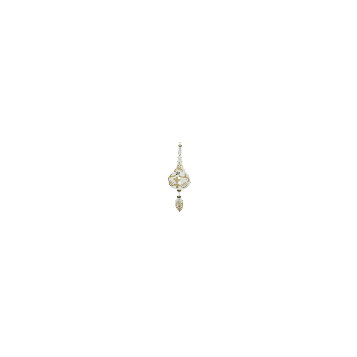 Ornement délicat, blanc et doré, avec motifs floraux et croix, suspendu élégamment.