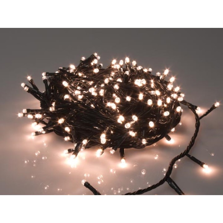 Guirlande lumineuse enchevêtrée, petites ampoules blanches sur fil noir, éclat doux.