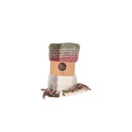 Écharpe douce en laine à motifs carrés verts, rouges et crème, avec franges élégantes.