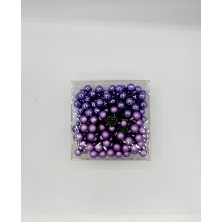 Un assortiment de perles violettes, brillantes et mates, dans une boîte transparente.