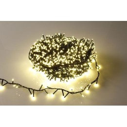 Guirlande lumineuse enroulée, éclat doré sur fond neutre, ambiance festive et chaleureuse.