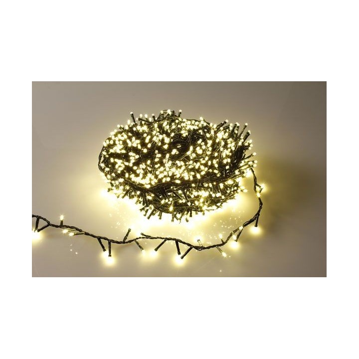 Guirlande lumineuse enroulée, éclat doré sur fond neutre, ambiance festive et chaleureuse.