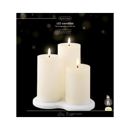 Trois bougies LED blanches sur un support, créant une ambiance douce et chaleureuse.