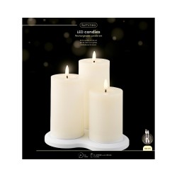 Trois bougies LED blanches sur un support, créant une ambiance douce et chaleureuse.