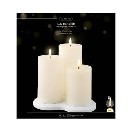 Trois bougies LED blanches sur un support, créant une ambiance douce et chaleureuse.