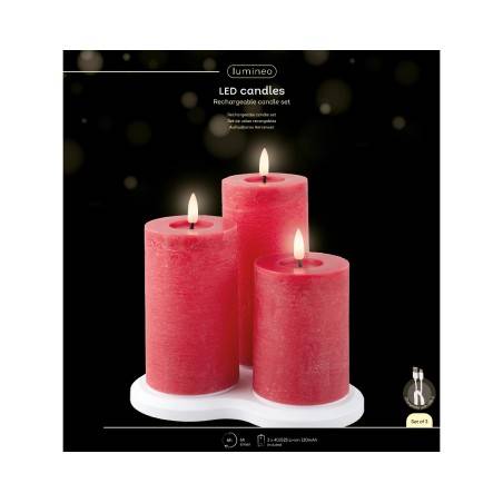 Trois bougies LED rouges, sur un support blanc, créant une ambiance chaleureuse.