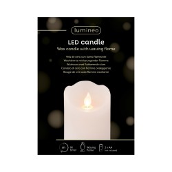 Bougie LED en cire avec flamme vacillante, sur fond noir élégant et scintillant.