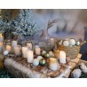 Ambiance chaleureuse avec bougies, ornements dorés et végétation hivernale. Ambiance chaleureuse avec bougies, ornements dorés et végétation hivernale.