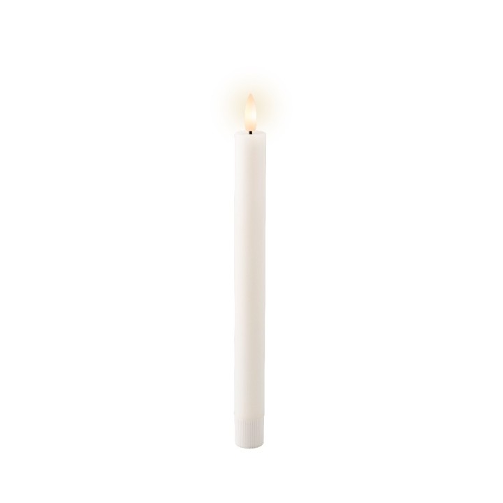 Bougie blanche droite, flamme douce et lumineuse au sommet.