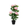 Roses roses en plastique, feuillage vert, pot noir élégant. Roses roses en plastique, feuillage vert, pot noir élégant.