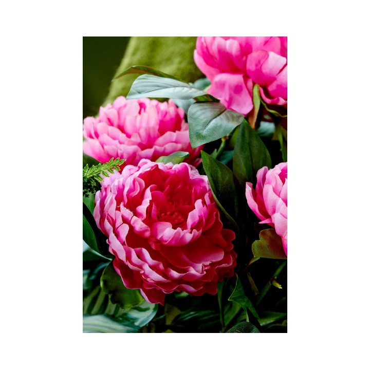 Bouquet de pivoines roses éclatantes, feuillage verdoyant en arrière-plan.