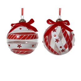 Boules de Noël rouges et blanches, ornées de motifs festifs et de rubans.